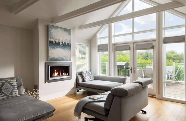 Firefly Lodge - Lakeside Cotswold Stay with Kayaks