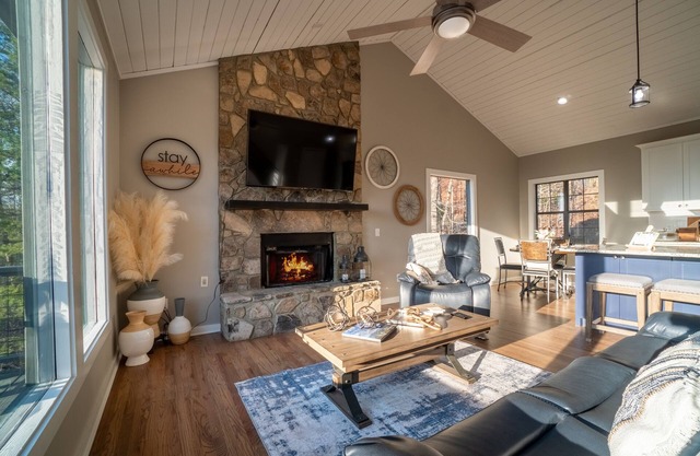 Firefly Mtn Retreat - Amazing Mountain Views and Family Entertainment