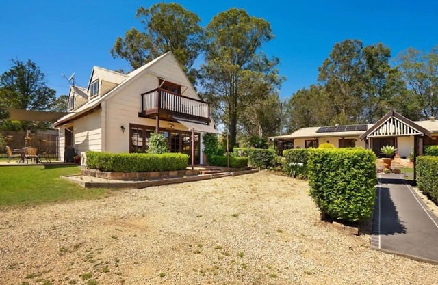 Country residence on 10 acres, with separate cottage, pool, tennis court & lawns