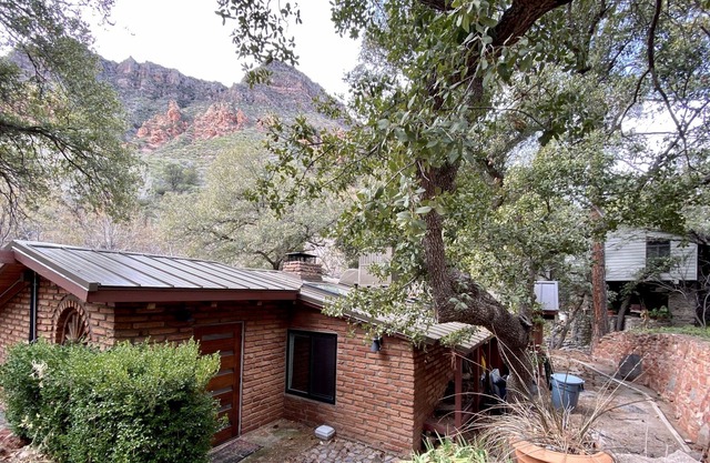 Gary's Place*Right on Oak Creek *Minutes to Uptown Sedona yet away from it all!