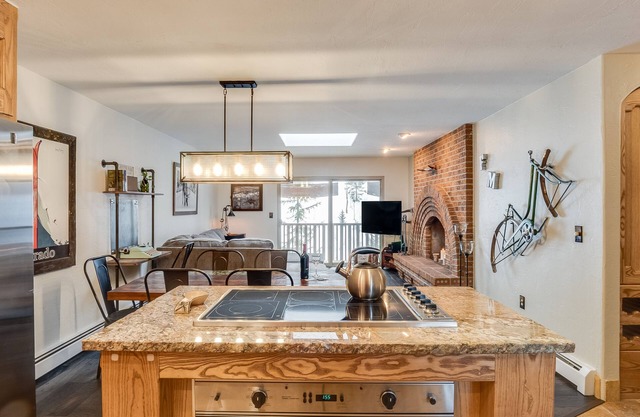 NOUVEAU! FIRESIDE MOOSE CONDO - Winter Park, Walk to Town