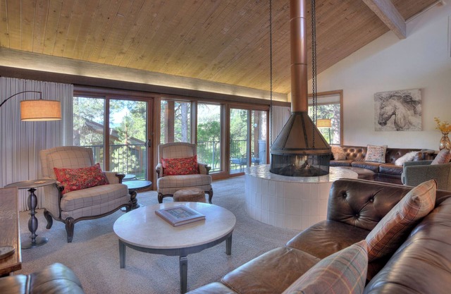Fireside Story (#802) |2 Decks, Fireplace, Golf/AC/Pool/HotTub - 10 min ski