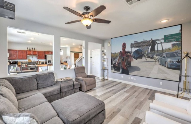 Full Kitchen, Amazing Location 15 min to Strip