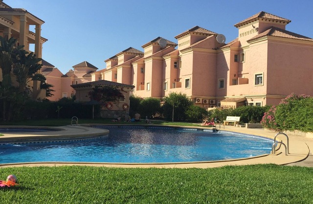 Appartement au premier étage sur le complexe de golf, piscine commune Appartement bien équipé