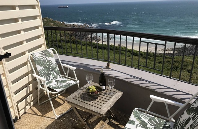 Premier étage balcon appartement avec vue imprenable sur la mer.