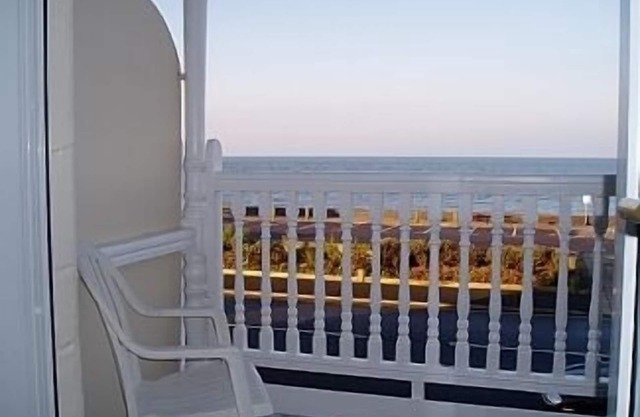 Appartement au premier étage en bord de mer avec balcon et vue spectaculaire sur la mer.