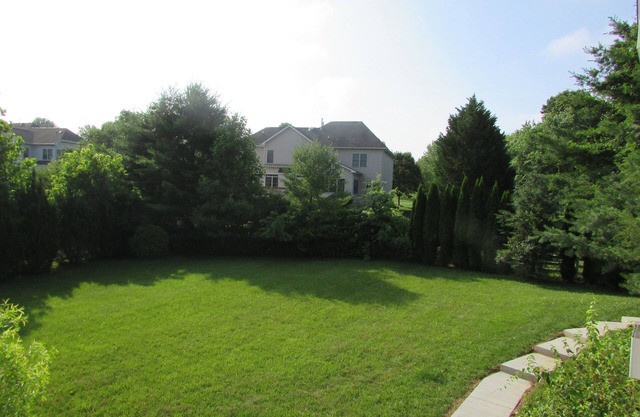 Premier niveau de la maison, 2 chambres spacieuses, porte de débrayage, vue sur le jardin lumineux