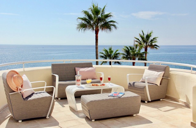 Plage de première ligne dans une urbanisation exclusive. Grande terrasse avec vue sur la mer.