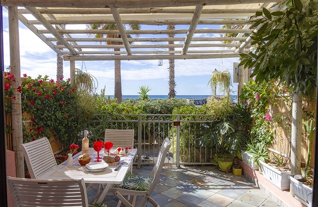 PREMIÈRE LIGNE SEA EDGE REZ DE CHAUSSEE VIVRE ET RÉSIDENCE DE CHARME PATIO MEUBLÉE