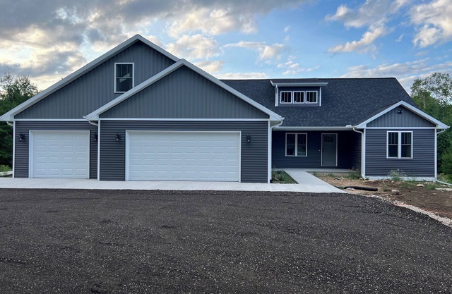 Fish Creek family retreat! A peaceful 6 bed/3 bath newly built home.
