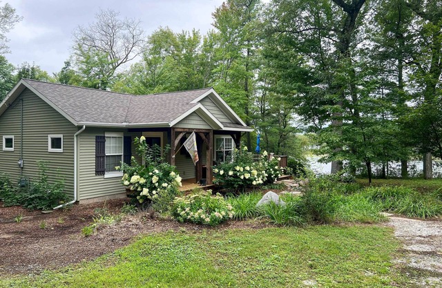 Cozy Lakeside Cottage: Pontoon, Kayaks, Grill