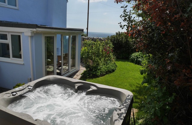 FISHERMAN'S COTTAGE, family friendly, with hot tub in Portland Bill