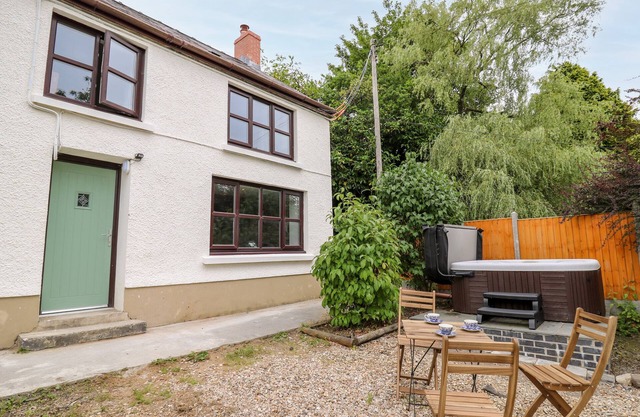 FISHERMAN'S COTTAGE, pet friendly, with hot tub in Llandysul