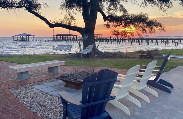MAGNIFIQUE COUCHER DE BORD DE MER ... À MINUTES DES CASINOS ET DU LAC CALCASIEU
