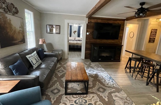 Fisherman's Flat Cozy 3-bedroom cabin short walk to water at Cypress Cove
