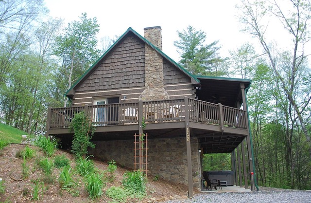 Fisherman's Paradise-Log Cabin on Helton Creek, bain à remous, table de billard, foyer, WIFI