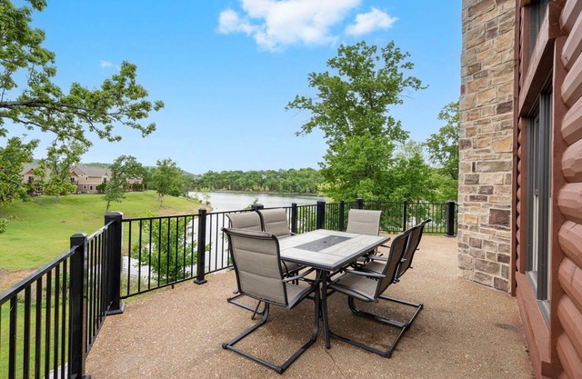Chalet de luxe au bord du lac ~ 2 piscines ~ Prestations gratuites ~ Dock ~ Kayaks ~ Mini-golf ~ Glissade d'eau