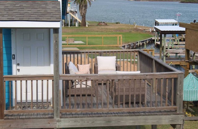 Cozy Fishing Cottage on ICW facing Sargent beach with dock,night fishing lights