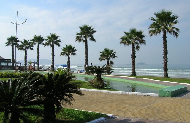 Fit 3 chambres, 2 salons, peut accueillir jusqu'à 8 personnes et vue sur la mer.