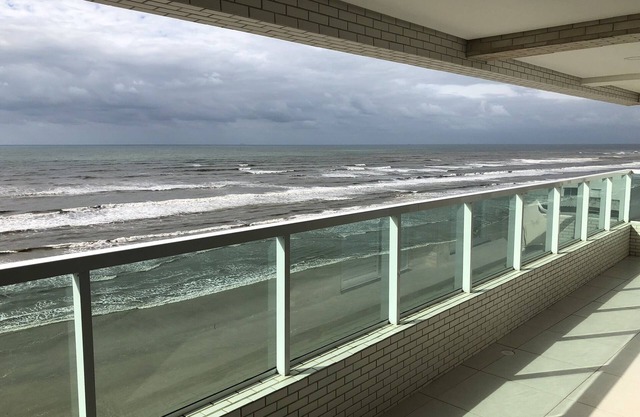 FIT. Mongaguá 3 SUN. 1 SUITE MER FRONT AVEC PISCINE.