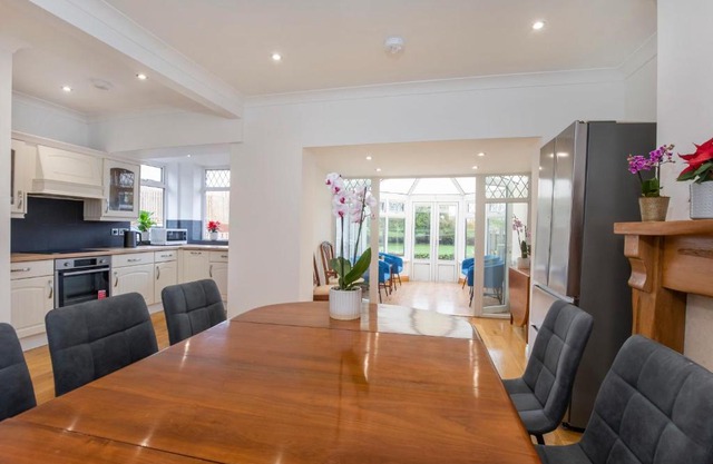 Five Bedroom Holiday House York Centre - Peace house