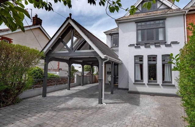 Five mins walk to beach - 4 bed luxury holiday home located within heart of Bude