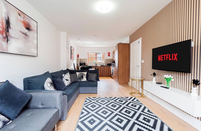 Five Minute Walk To Basingstoke Hospital Contractors Welcome 4-Bedroom Townhouse Great Location
