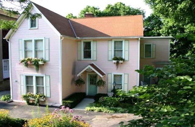 Suite de cinq chambres située dans un quartier victorien paisible à quelques minutes à pied du centre-ville.