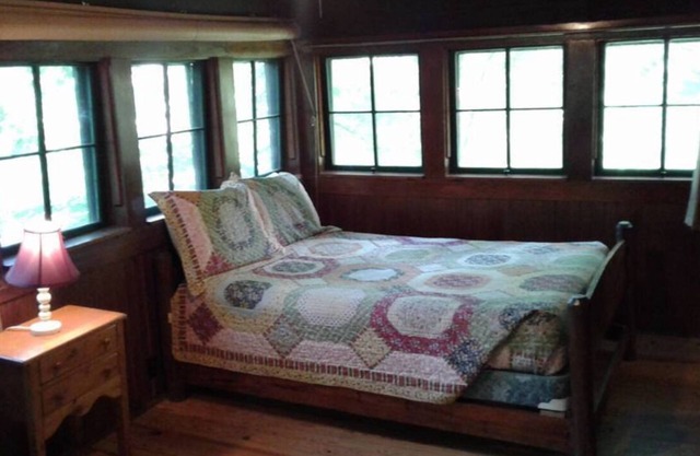 FIVE POINTS~LAKE HAMILTON: Cabin#2 ~ 1BR w/2 Full Beds, Futon in LR, Full Kitchen, Breakfast "Fixins" Provided