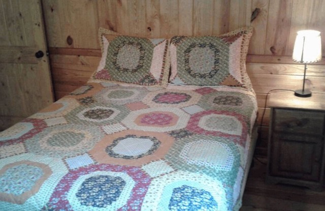 FIVE POINTS~LAKE HAMILTON: Cabin#F ~ 2 Story, 3BR w/Queen Beds, Futons in LR & Loft, Full Kitchen, Breakfast "Fixins" Provided, 2 Baths (Upstairs has Jetted Tub), Large Covered Porch, Right by the Water