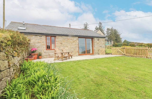 FIZZ-GOG COTTAGE, pet friendly, with a garden in Upton Cross