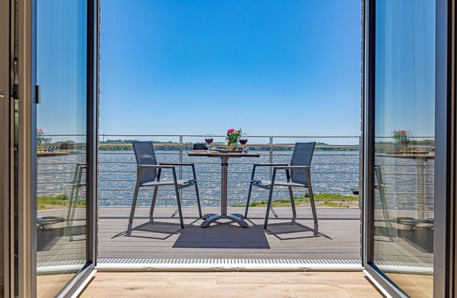 Fjord berth 7 - underfloor heating, shower, balcony, garden furniture, desk