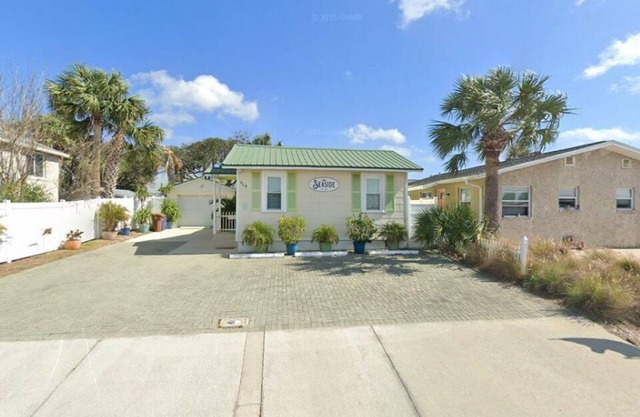 Flagler Beach Seaside 2-bedroom cottage with Wi-Fi, AC in quaint Flagler Beach