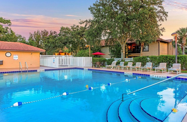 Condo confortable avec piscine extérieure complexe, WiFi, aire de jeux et plus encore!