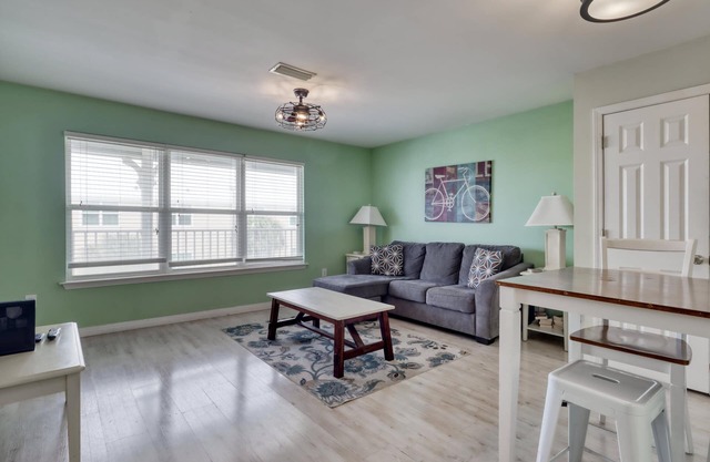 Flash Sale! Three C's. Sleeps 6. Book Now.