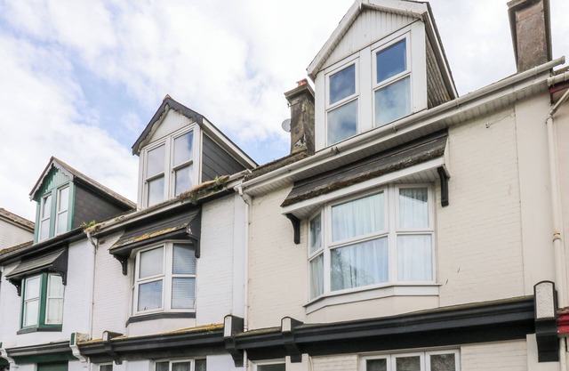FLAT 1, pet friendly, country holiday cottage in Teignmouth