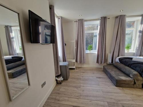 Flat 1, Self Catering, Modern studio apartment, Tynte Hotel