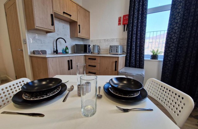 Flat 2, Modern Studio apartment, Tynte Hotel, Mountain Ash