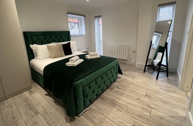 Flat#3, 1 Portesbery Road, Camberley · Beautiful 2 Bedroom Stunning House in Central Town