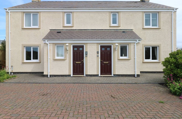 FLAT 4, family friendly, character holiday cottage in Solva