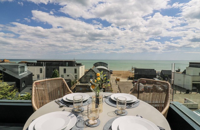 FLAT 4 - PENTHOUSE, family friendly, country holiday cottage in Hythe