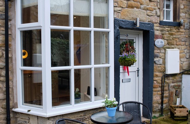 FLAT CAP COTTAGE, family friendly, with a garden in Skipton