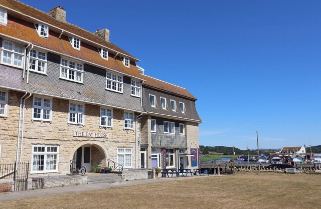 FLAT F BAY HOUSE, family friendly, with a garden in West Bay