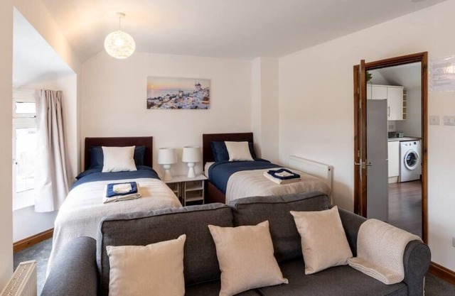Flat In Cowley Town Centre w/Free Parking