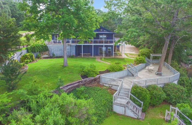 Smith Lake Rentals & Sales - FLAT ROCK CABIN - Grand porche couvert, près du pont Duncan