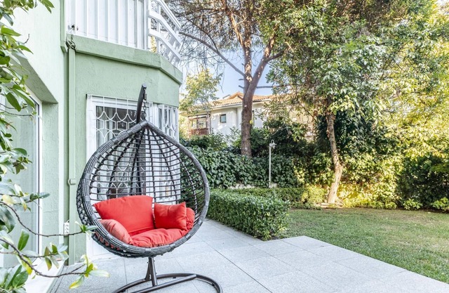 Flat with Garden 10 min to Bebek Shore