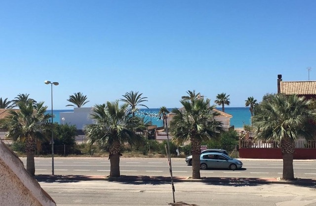 Flat with sea views 200m from the beach