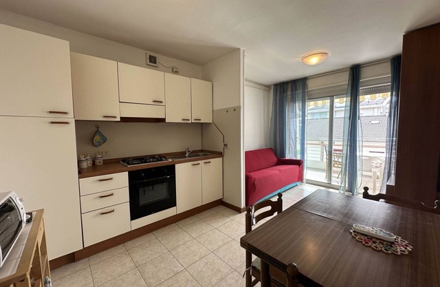 Flat with side sea view just steps from the beach