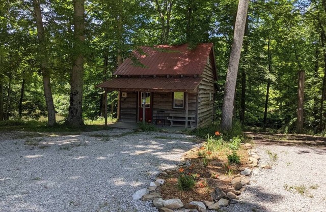 Chalet n ° 6, petit chalet rustique situé dans le comté de Brown, dans l'Indiana