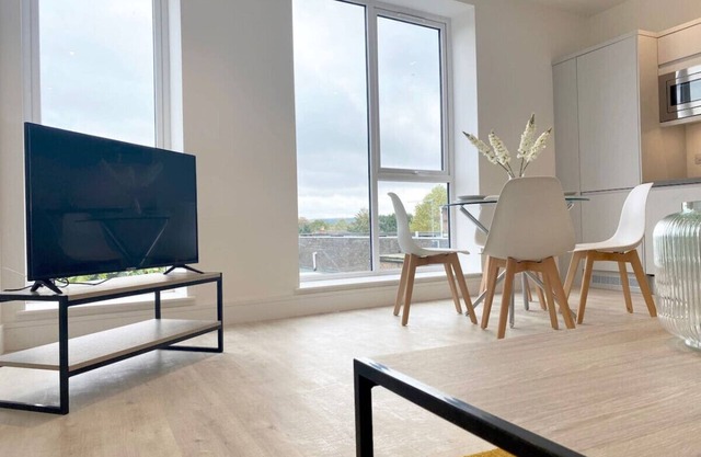 Apartment 6 bright and modern sleeps up to 6 guests in Fleet